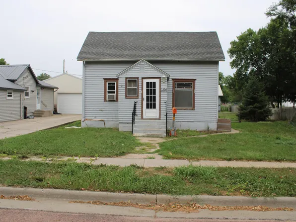 106 W Teek St, Parkston, SD 57366