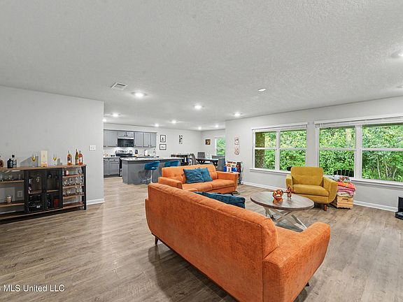 5th image of 15301 Leighwood Ln