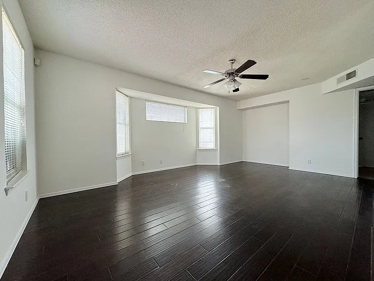 6404 Kenmore — Photo 9