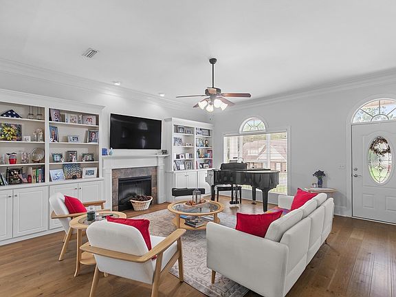 4th image of 303 Craftsman Dr