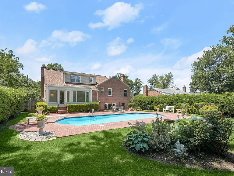 7109 Radnor Rd — Photo 46