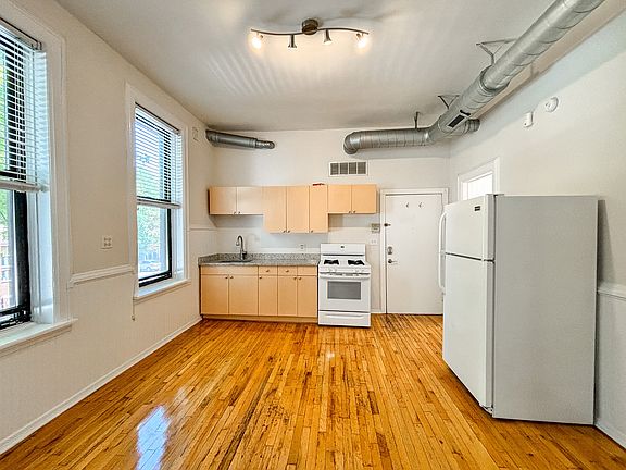4th image of 858 N Wood St APT 2R