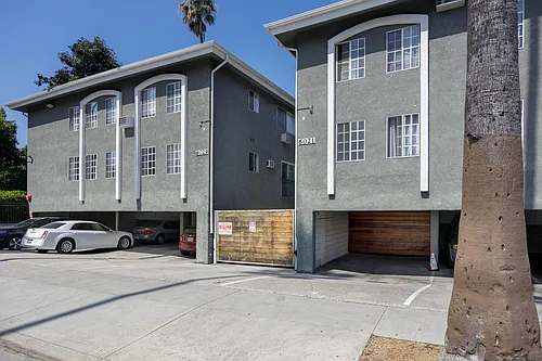6021 Carlton Way Photo 1