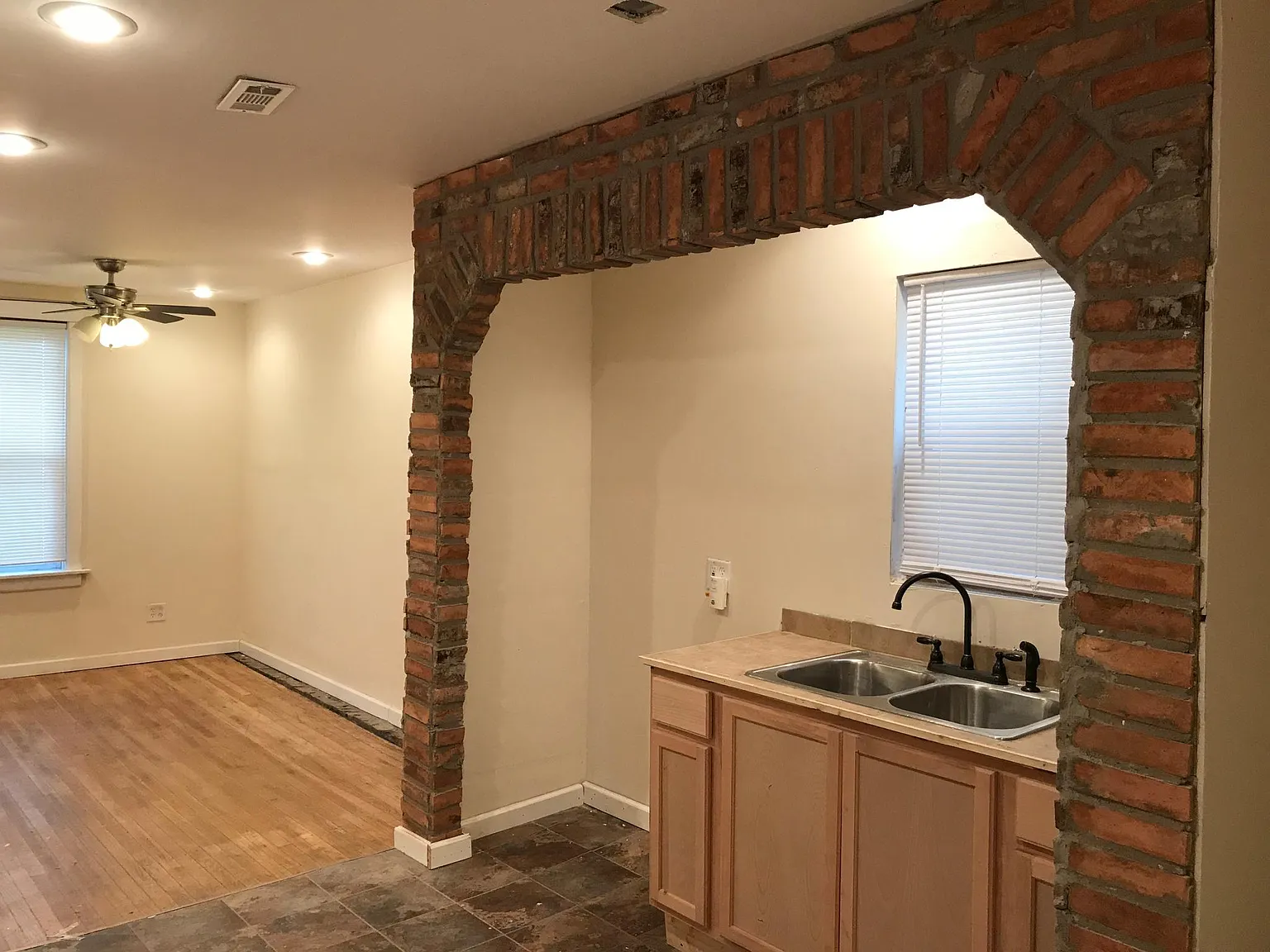 3 bed, 1000 sqft, $1,750 — Photo 1
