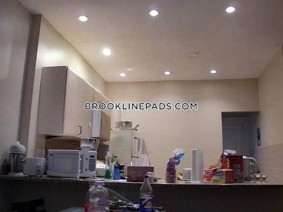 4th image of 61 Thatcher St APT 01A