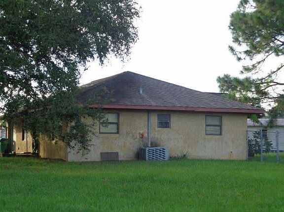 3rd image of 225 SW Thornhill Dr