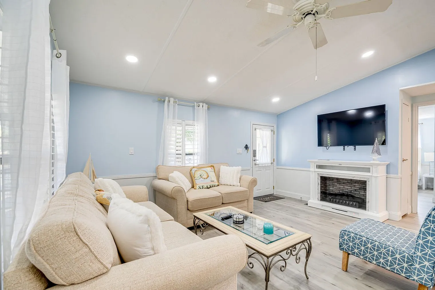 3 bed, 1.0 bath, 904 sqft, $2,281 — Photo 3
