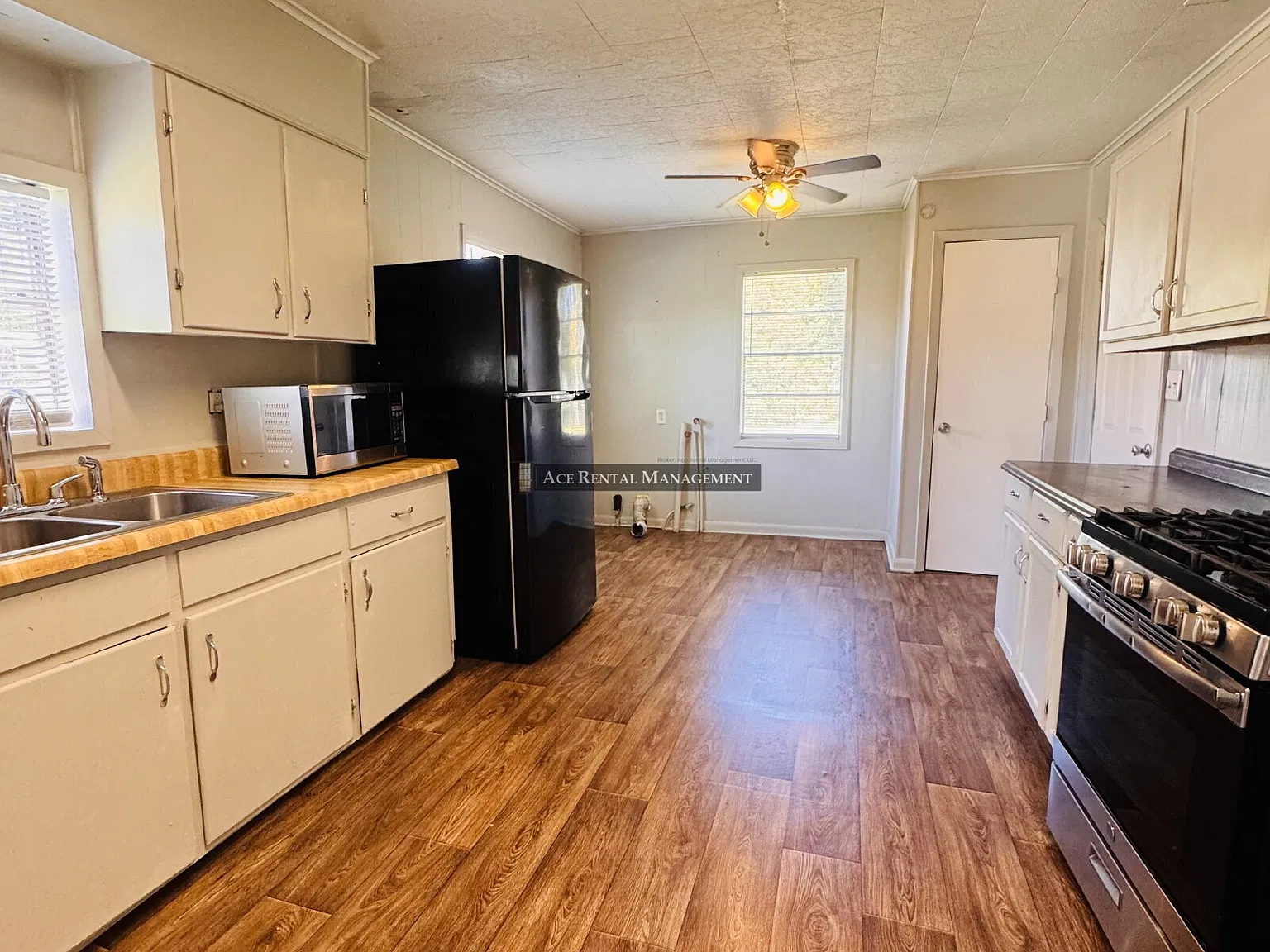Two-Bedroom Single-Family Home Nestled Away in Nederland, TX! — Photo 4