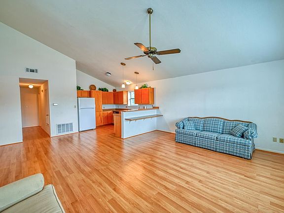4th image of 102 Nicole St