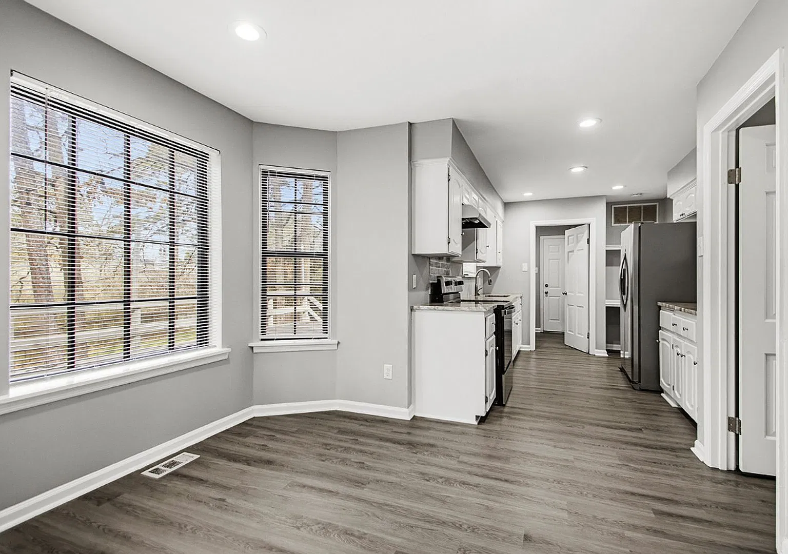 6 Lisa Court — Photo 2