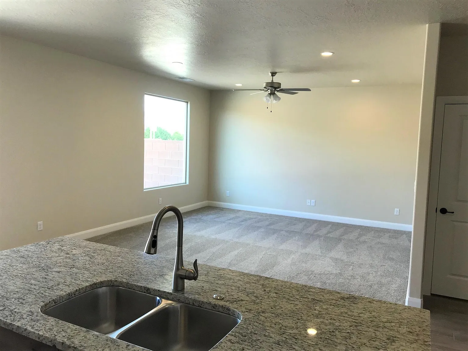 4 bed, 1960 sqft, $1,850 — Photo 4