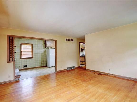 4th image of 9218 E 52nd St