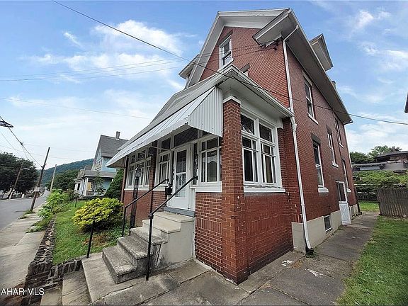 2nd image of 541 Pine St
