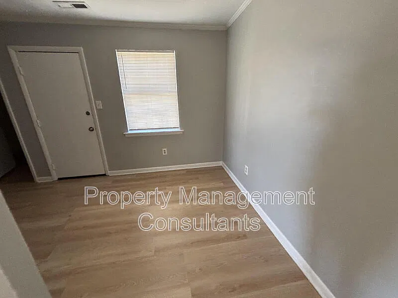 900 Stevens Ct NE — Photo 3