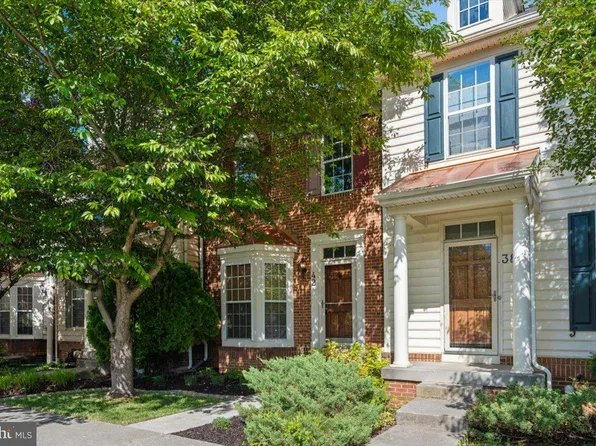 42 Payne St, Charles Town, WV 25414