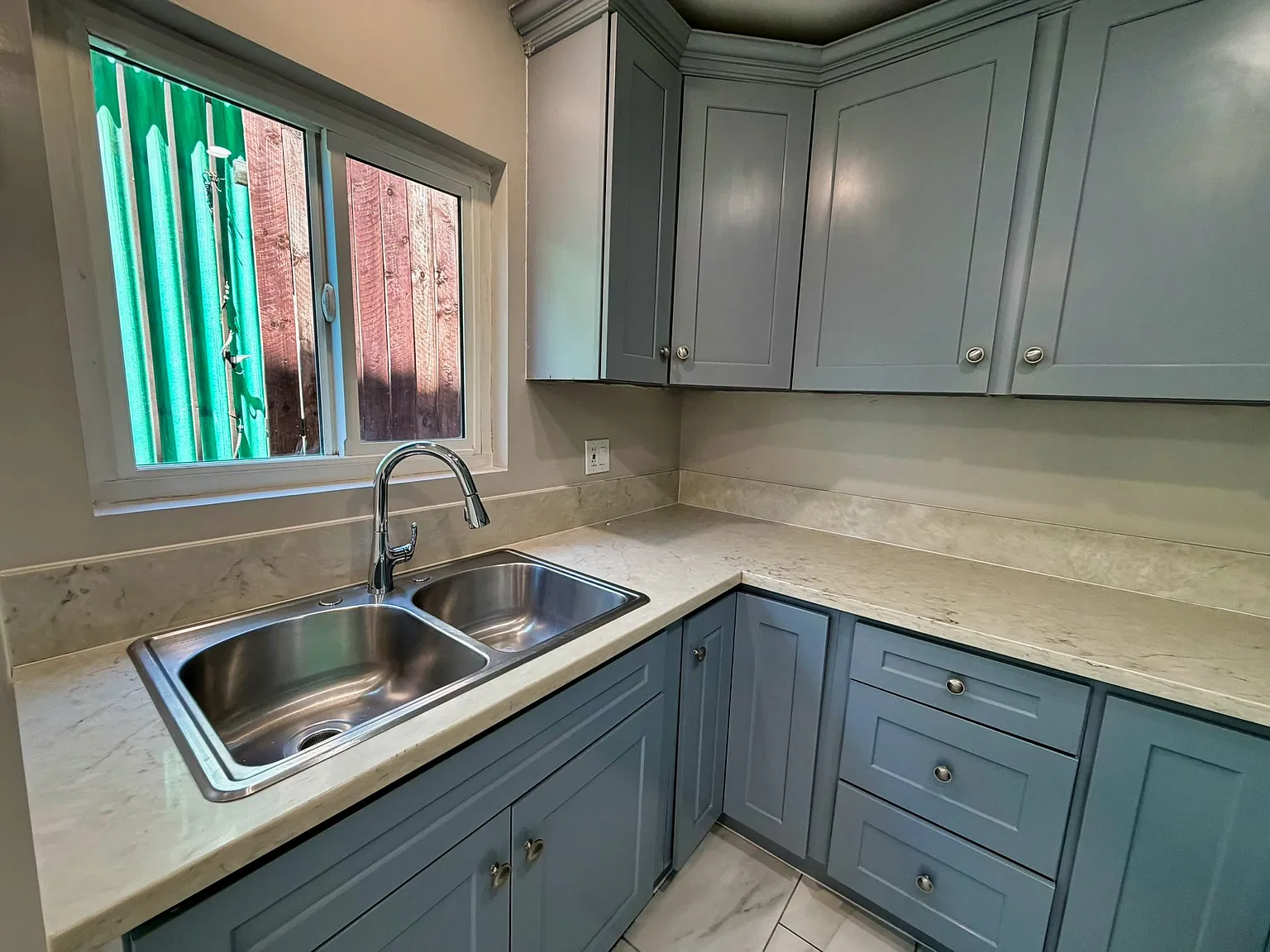 3 bed, 1020 sqft, $2,400 — Photo 2
