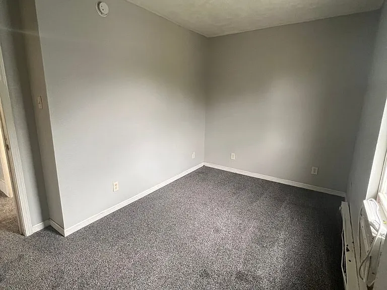 1005 W Kilgore Ave — Photo 10