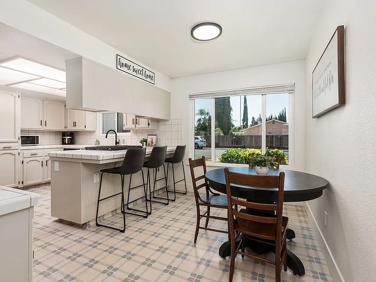 Kitchen area with 6 seats.