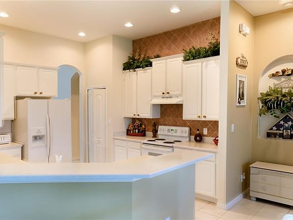 3rd image of 1619 Amaryllis Cir