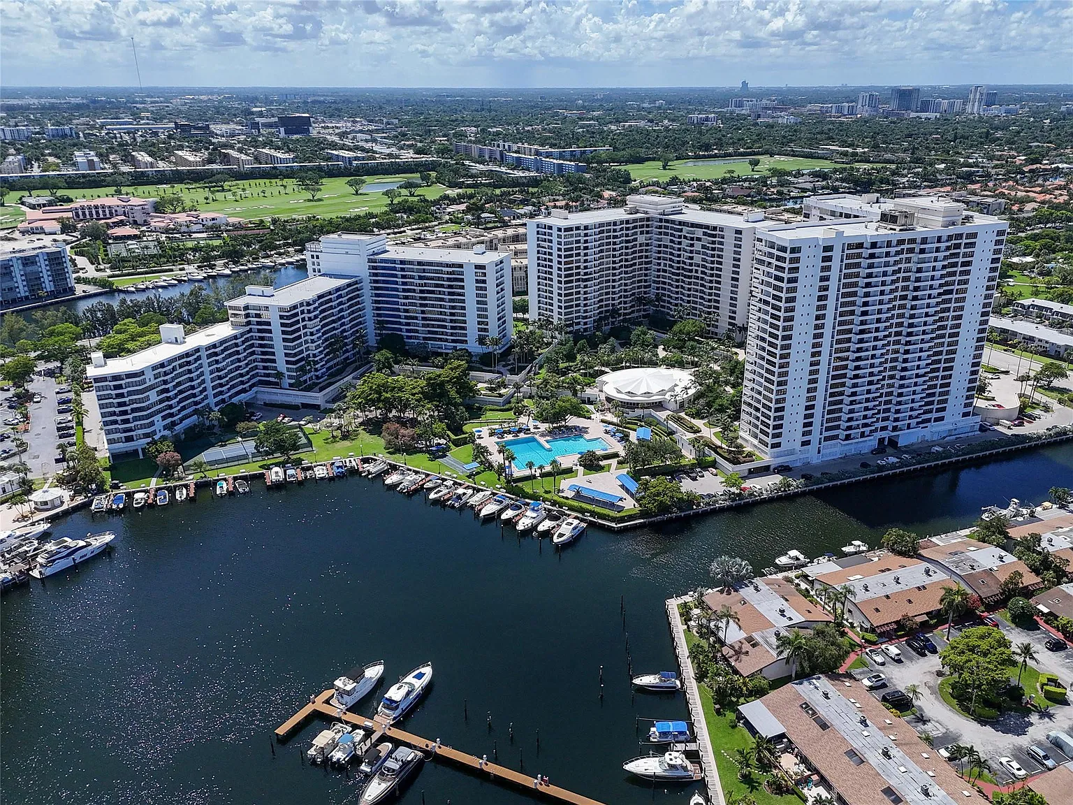 1 bed, 1.5 bath, 950 sqft, $2,300 — Photo 2