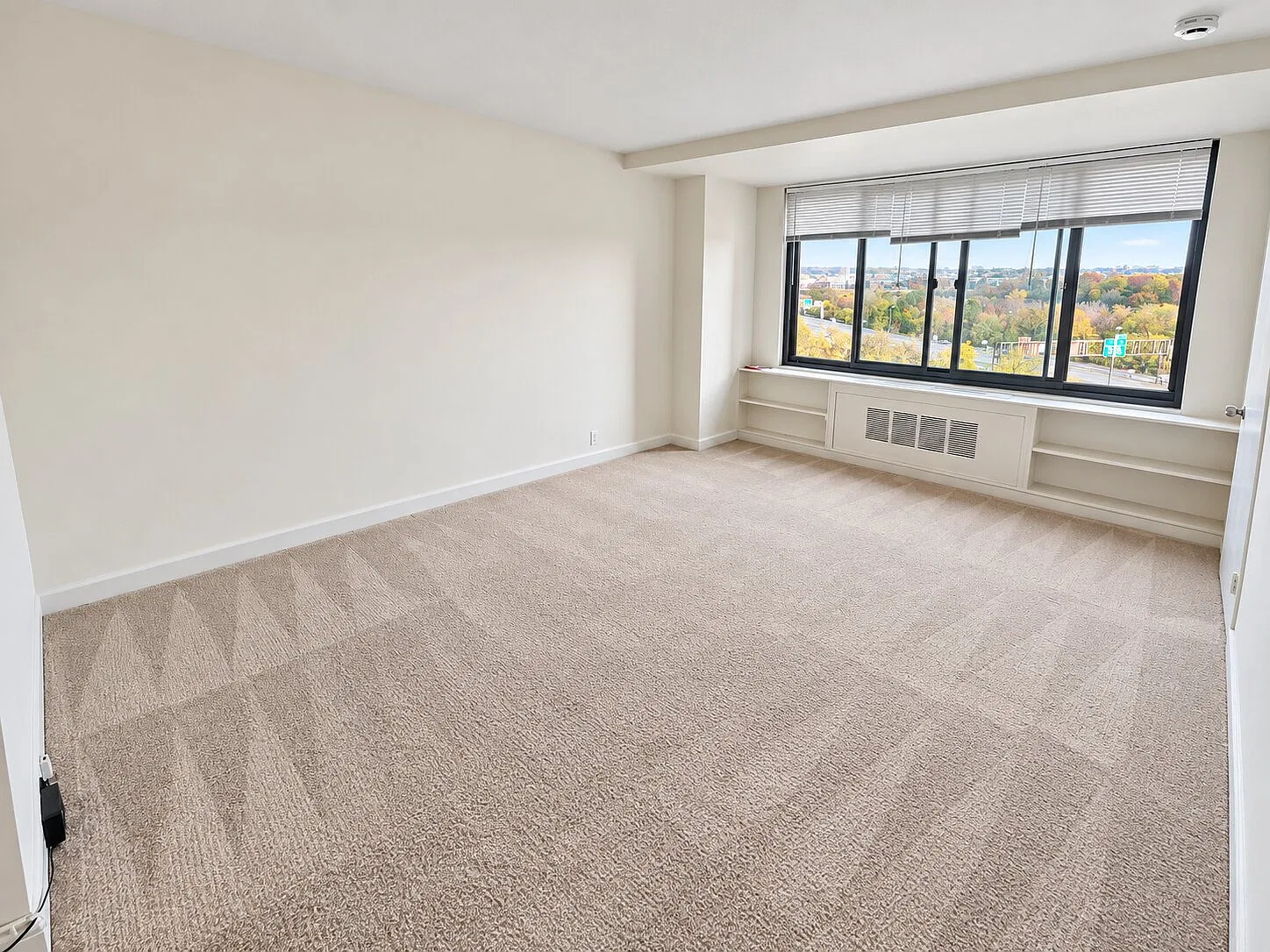 Studio w/ 4 closets and all utilities included! — Photo 2