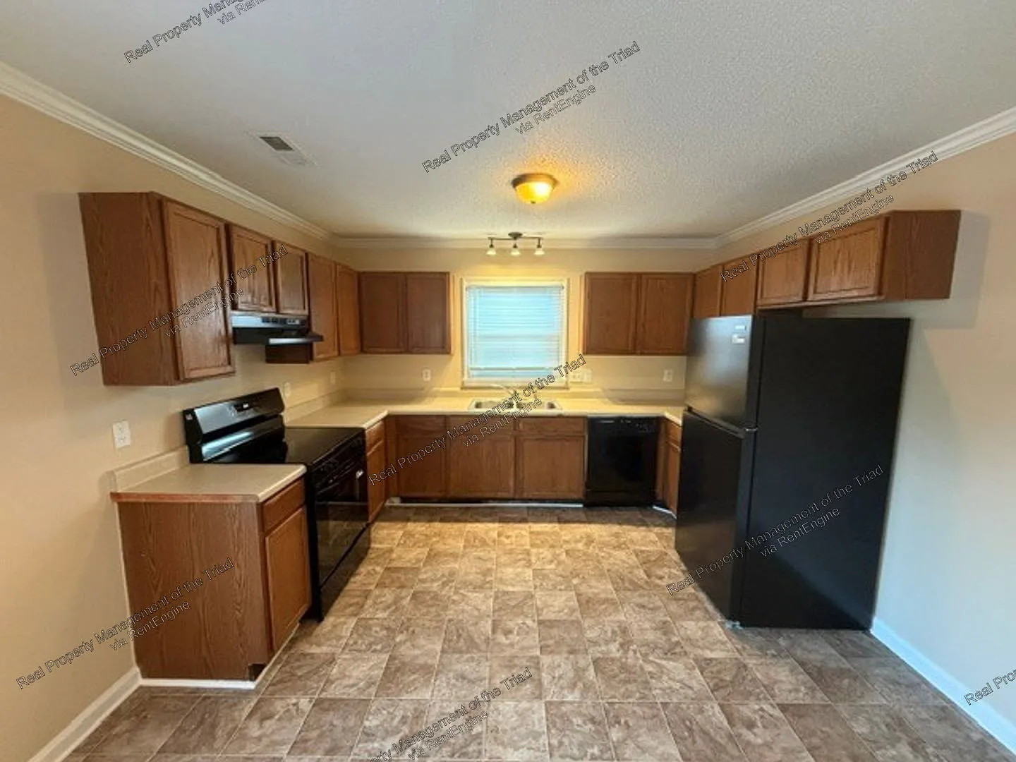 4 bed, 3.0 bath, 1996 sqft, $1,949 — Photo 3