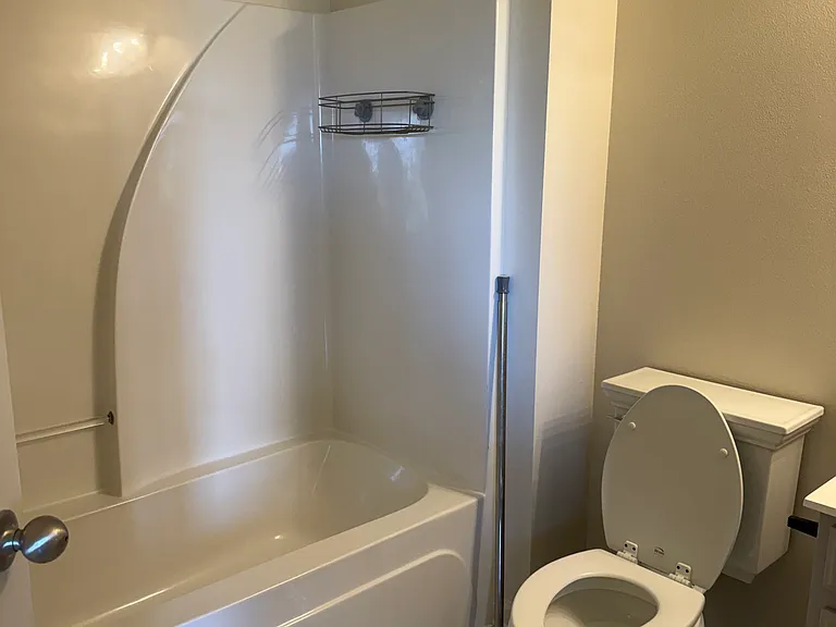 100 E Lauren Ln — Photo 7