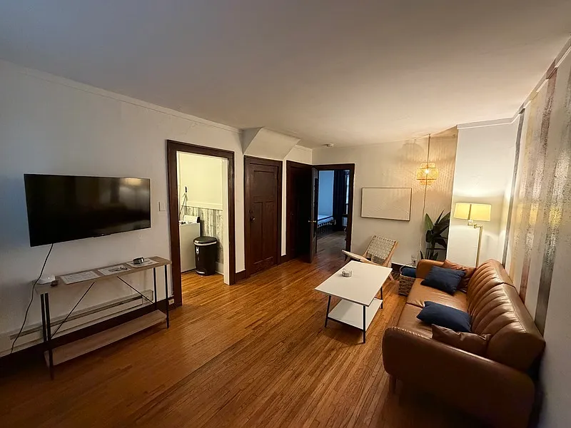 1 bed, 1.0 bath, $725 — Photo 2