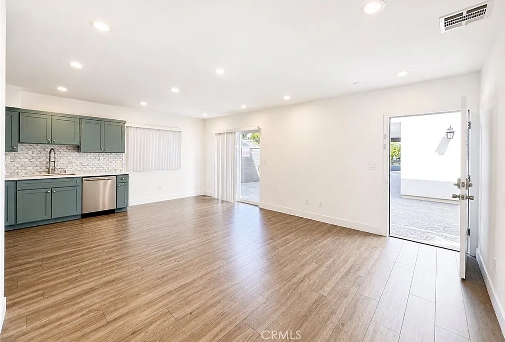 4 bed, 4.5 bath, 1931 sqft, $4,400 — Photo 4