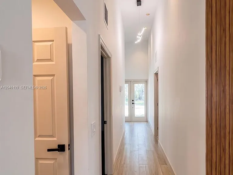 4605 N Miami Ave — Photo 6