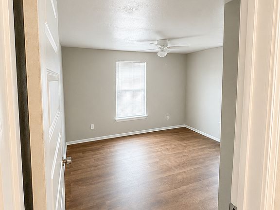 3rd image of 211 Pettit St SW #211