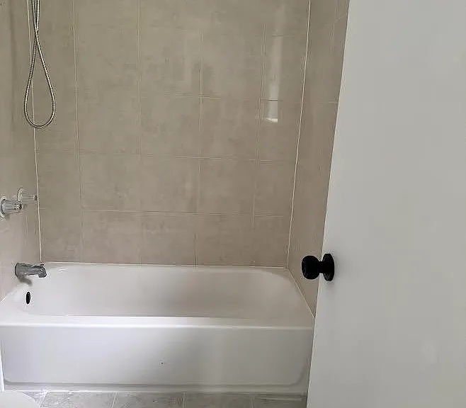 Full bathroom (tub/shower, sink, toilet)