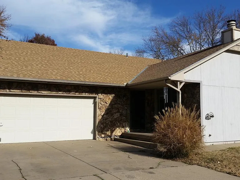 1500 E Tanglewood Rd — Photo 2