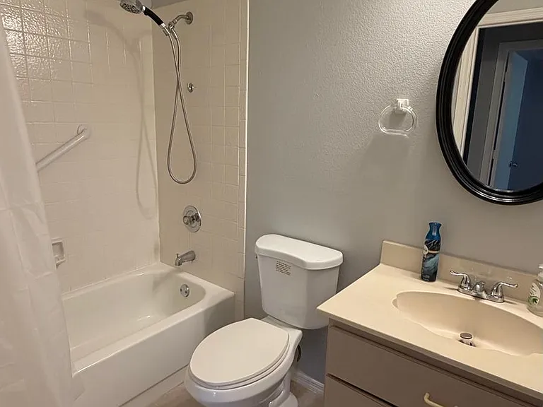 Guest bathrom with tub/shower
