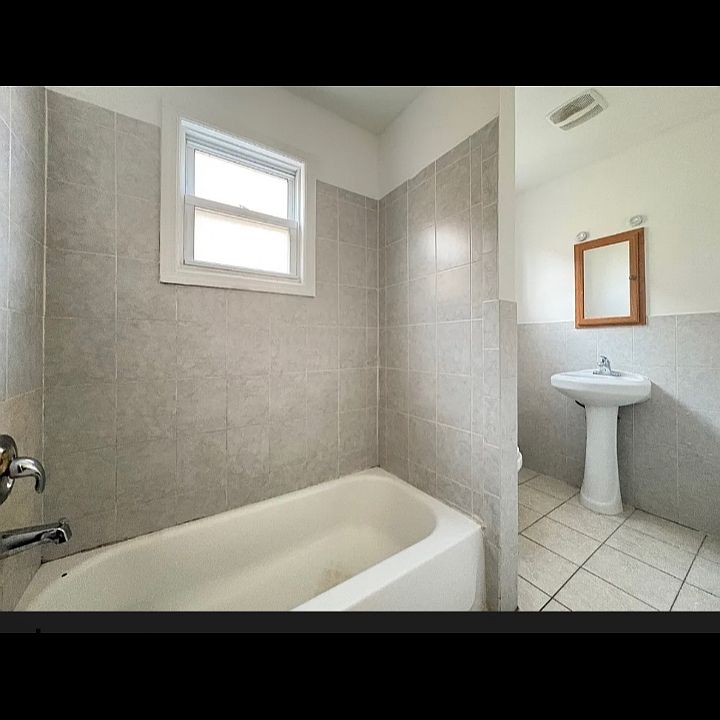 2nd image of 218 Bowers St #2L