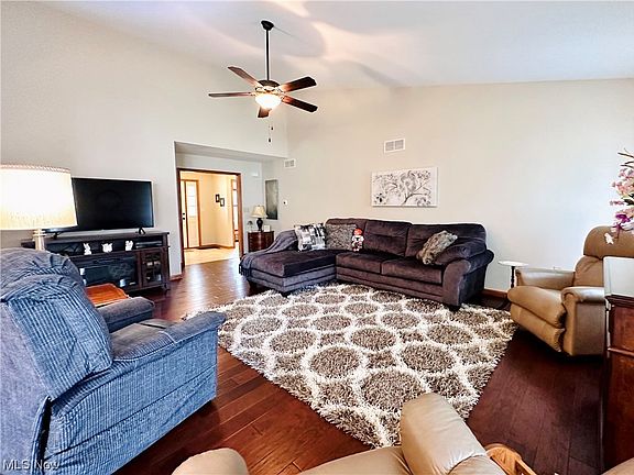4th image of 1051 Park Pl