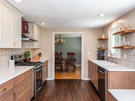 5th image of 321 Princewood Ave
