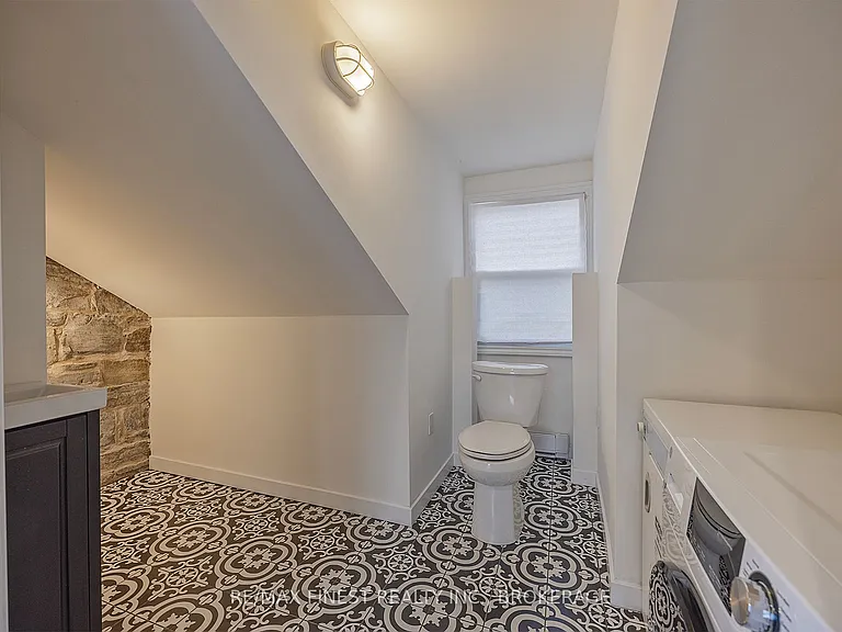114 Yonge St — Photo 22
