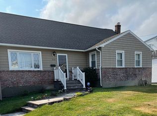 572 Center Dyre Ave, West Islip, NY 11795