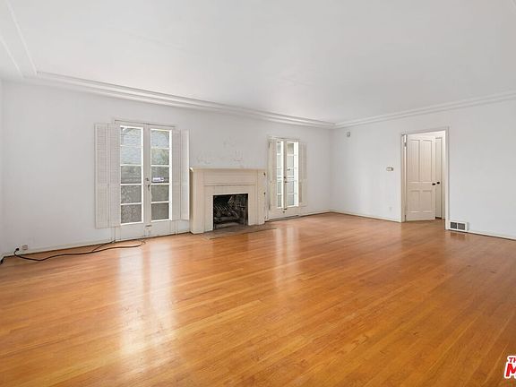 5th image of 126 N Carmelina Ave