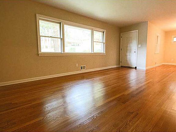5th image of 469 Robin Ln SE