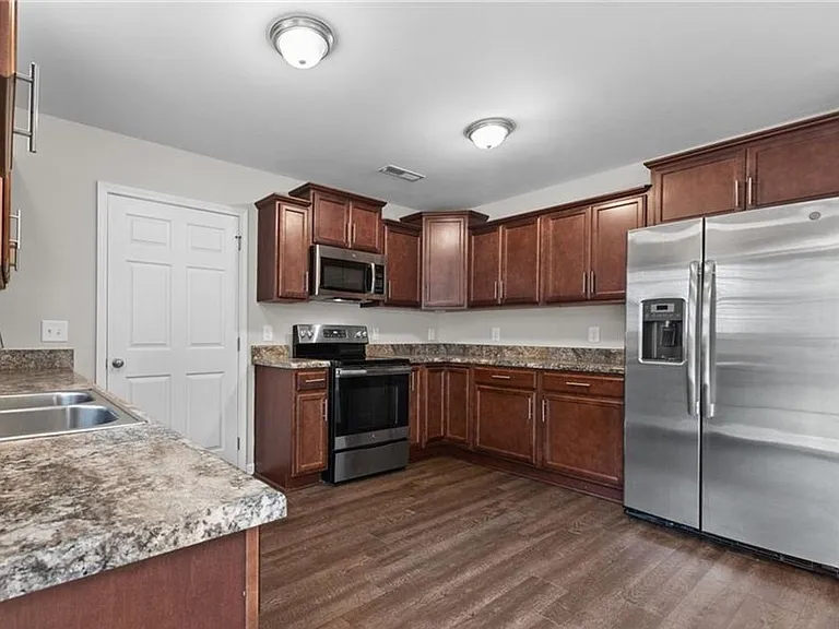 1595 Rossmore Dr — Photo 3