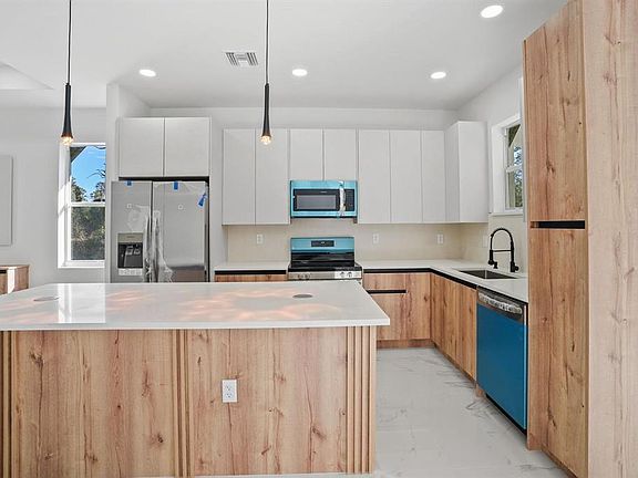 5th image of 1073 Sherwin St
