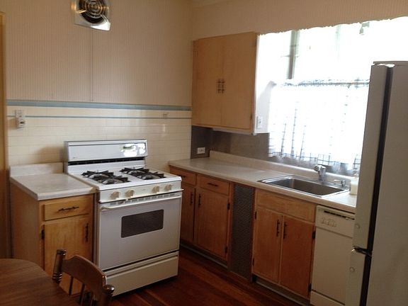 4th image of 8208 Kildare Ave