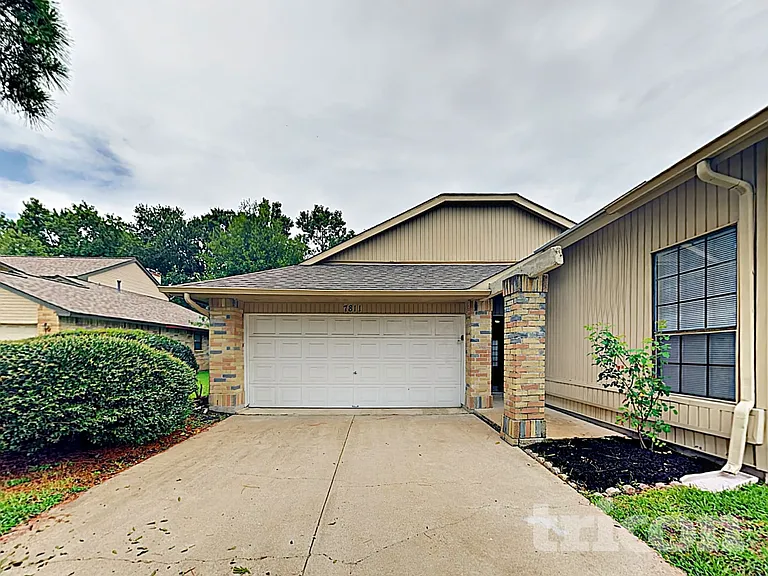 7811 Bluff Trail Dr — Photo 23
