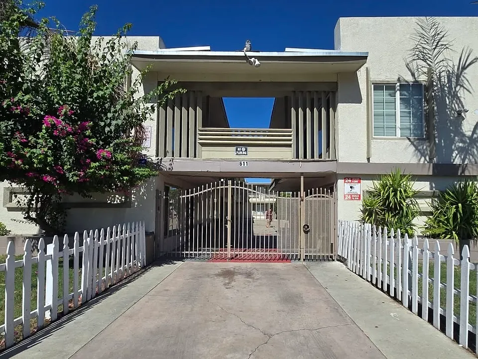 611 N Van Ness Ave #1F