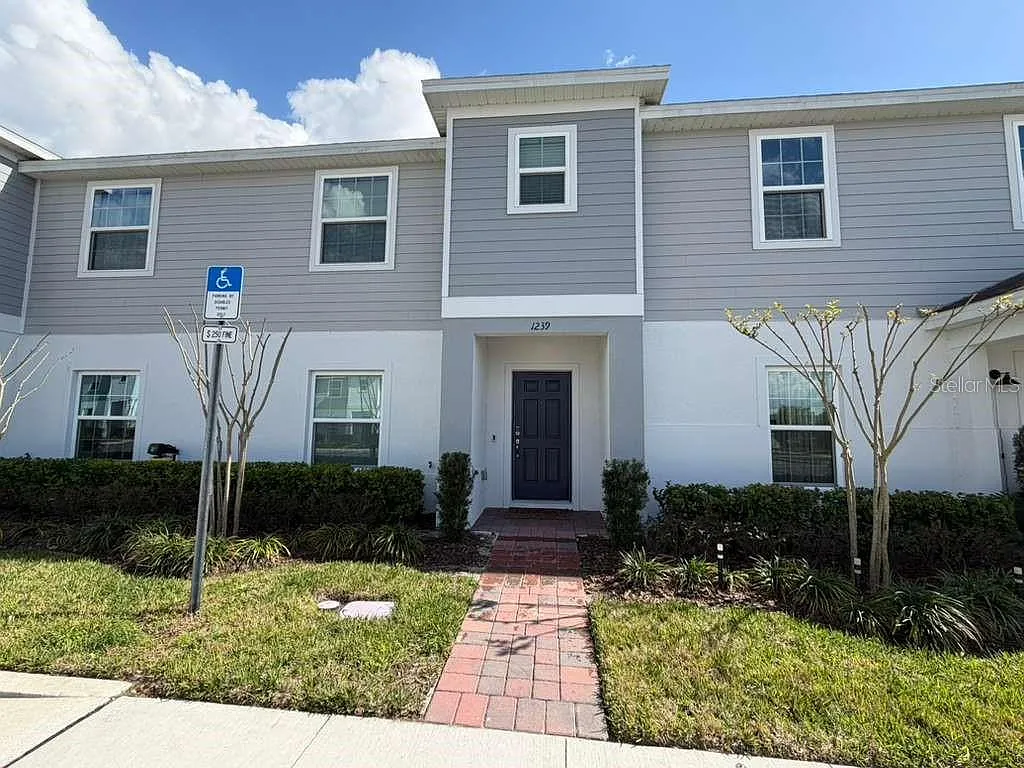 3 bed, 2.5 bath, 1603 sqft, $2,200 — Photo 3