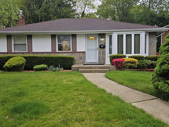 3rd image of 102 Birchwood Park Dr