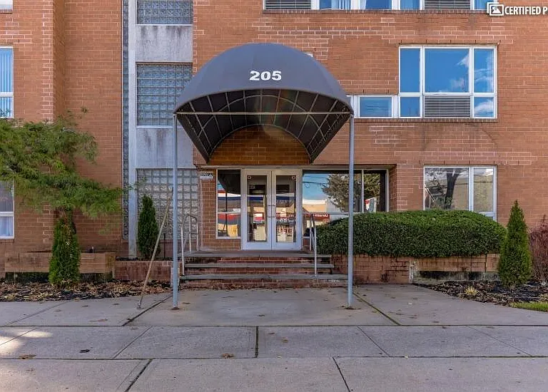 205 Mineola Blvd #2I — Photo 2