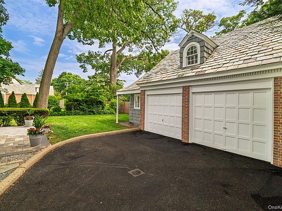 3rd image of 210 Demott Avenue